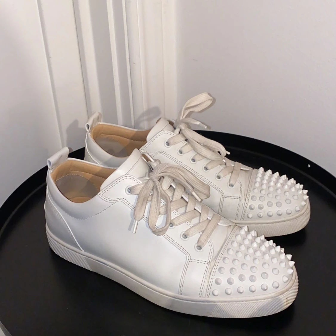 Vita sneakers med nitar från Christian Louboutin - 1