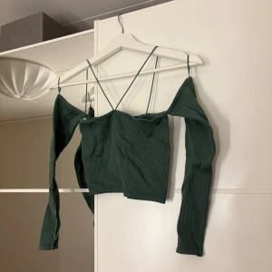 Zara topp - Snygg grön ribbad offshoulder topp från Zara med långa ärmar och smala axelband. 