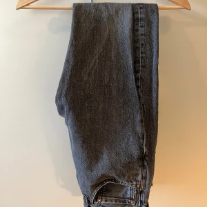 Levis 501 Crash Courses Svartgråa Jeans - Levis 501 Crash Courses jeans. Snygg svartgrå färg. Storlek W31 L32. Skick 7/10, Tagen har tappat lite färg annars bra skick! Nypris 1199, Mitt pris 199. Vid intresse skicka gärna ett meddelande!