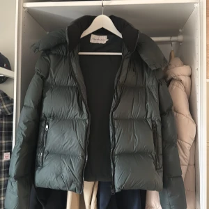 Calvin Klein jacka - Så fin jacka från Calvin Klein som jag bara använt 1 vinter 2022-23💕 köptes för ca 4000 på Åhléns, sminket på legen går lätt bort! 🤩m men sitter som s
