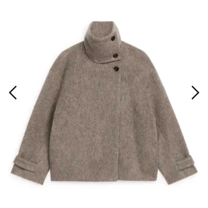 Arket kappa - Säljer den här så fina arket kappan som inte går att köpa längre. Så fint skick! 💕