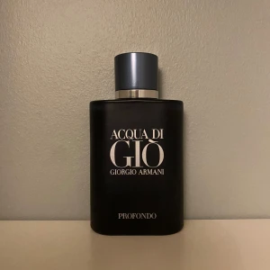 Aqua di gio profondo giorgio Armani - Nu säljer jag en av mina favoriter Aqua di gio profondo en citrus doft med goda havsnoter. Säljer denna pågrund av att jag sparar till andra dofter. Rekommenderar verkligen denna, ca 73/75ml kvar och en ny kostar 1,3k men jag säljer min lika mycket som en 40ml kostar