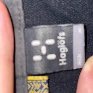 Svarta byxor från Haglöfs - Säljer ett par svarta byxor från Haglöfs. Perfekta för utomhusaktiviteter med en stilren design och bekväm passform. Byxorna har en diskret logga på sidan och är tillverkade i ett slitstarkt material. Fick dom i födelsedagspresent men dom passar inte storlek M