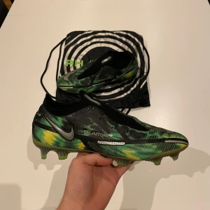 Nike phantom fotbollskor - Tjena, säljer nu mina gröna Nike phantom fotbollskor. Skriv gärna om ni har några funderingar🤩💭 (Box och påse medkommer) 