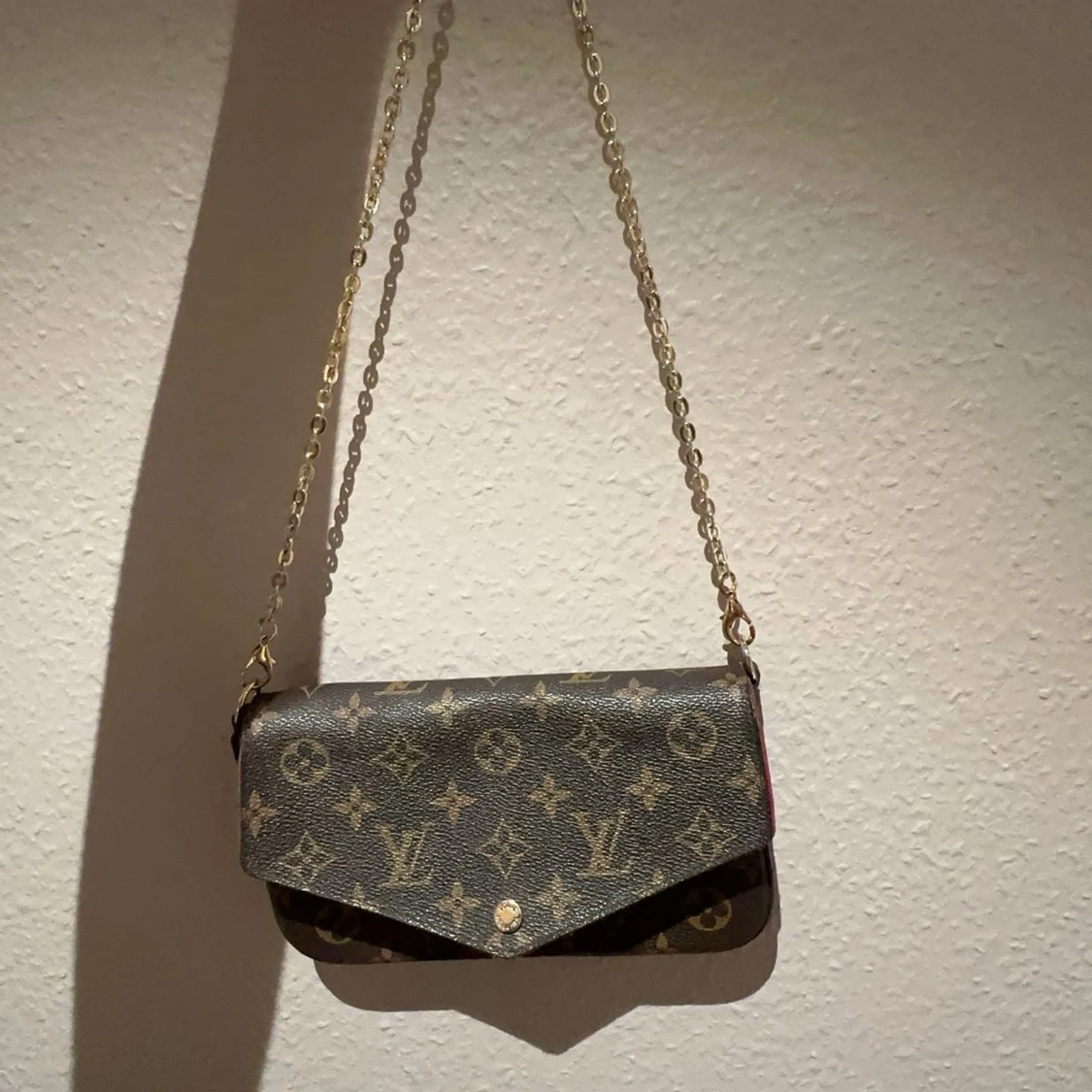 Mönstrad axelväska med kedja - 1