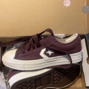 Converse star player - Säljer ett par helt nya converse star player skor, då jag råkade beställa hem fel storlek