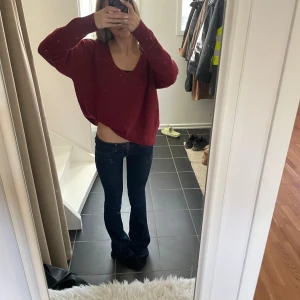 Vinröd stickad tröja - Vinröd stickad tröja från lager! Den är i storleken M men jag tycker att den är fin ändå eftersom den får så stor V ringning, då blir det fint att ha ett spetslinne under tex. Hör av dig vid intresse! 💌