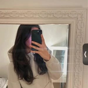 Beige hoodie - Säljer en mysig beige hoodie med luva och dragsko. Perfekt för en avslappnad stil och passar bra till vardags. Den har långa ärmar och en klassisk design.