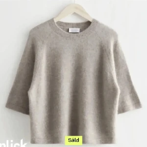 Beige stickad tröja - Säljer stickad trekvartärmad tröja från &other stories! Passar perfekt till vår och mysiga sommarkvällar! Passar mig med strl s.