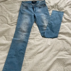 Low waist jeans från Replay - Snygga low waist jeans från Replay med en klassisk femficksdesign. Byxorna har en dragkedja och knapp framtill samt Replay-logga på baksidan. Passar mig som är 164, strl xs-s och lite kurvigare nertill. 