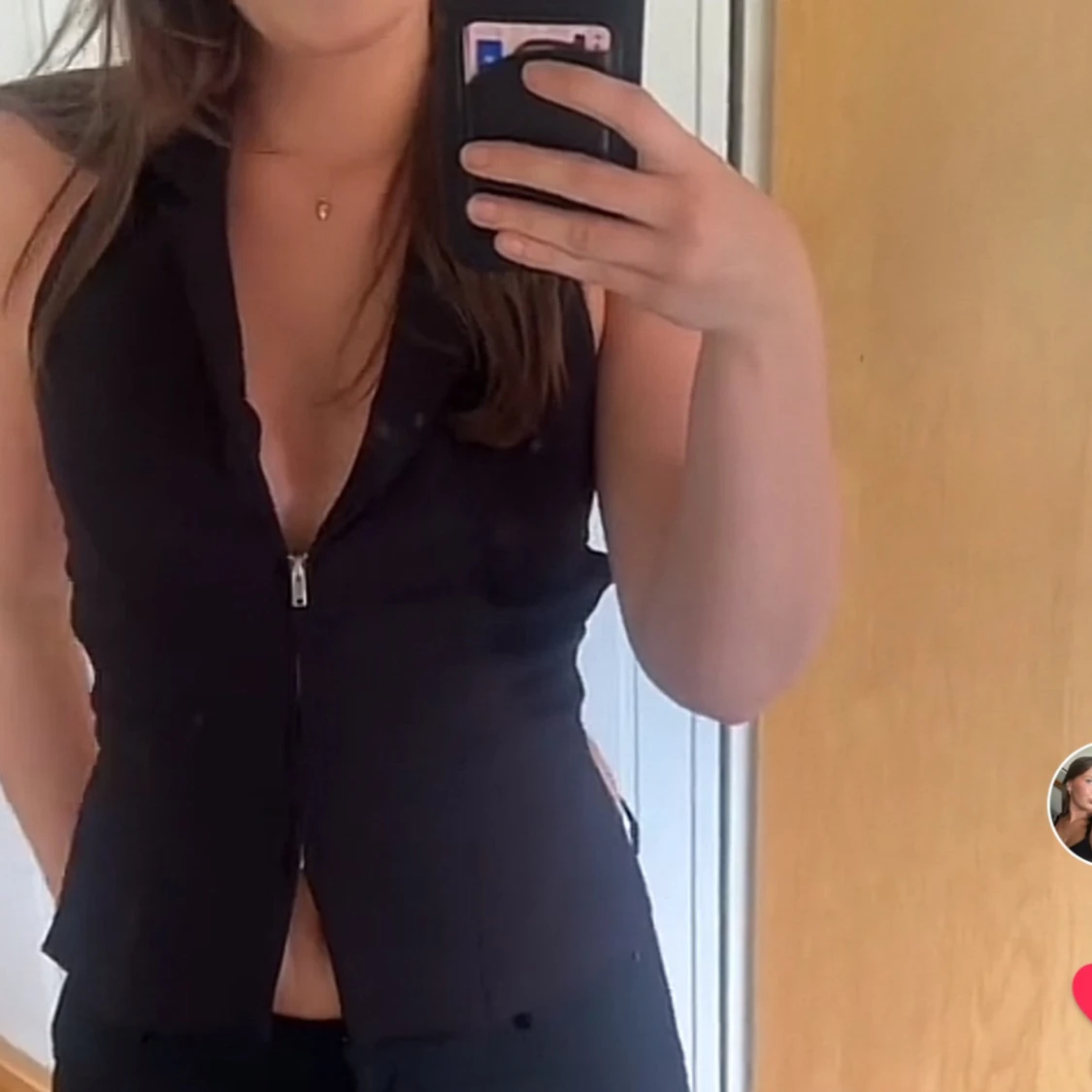 Svart väst med dragkedja och öppen rygg - 2