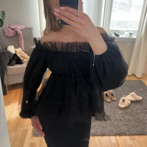 offshoulder blus - Säljer denna otroligt snygga offshoulder toppen som passar perfekt att både klä upp och ner!! Den är från ginatricot och aldrig använd. Väldigt snygga volang detaljer!! Säljer för 300 men pris kan diskuteras. Storlek s men stretchig i sömmarna så passar xs och m oxå💗💗🖤