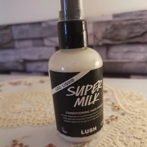 Super Milk Conditioning Hair Primer från Lush - Super Milk från Lush är en conditioning hair primer i en praktisk sprayflaska. Denna produkt är designad för att ge håret extra vård och skydd, med en lätt och mjölkig konsistens. Perfekt för att förbereda håret inför styling. Nästan full. 