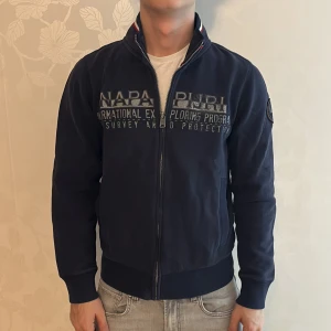 Napapijri zip - Napapijri | Skick: 9/10 | Size - M | Fraktar via postnord eller instabox | Hör av dig vid minsta fråga eller fundering // Ricco Wardrobe