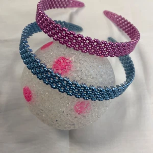 Glittriga diadem i olika färger - Snygga glittriga diadem i färgerna rosa, blå, lila och guld. Perfekta för att ge en extra touch till din outfit. De har en glittrig yta som fångar ljuset fint. 35kr/2st /bild . Helt ny , finns fler kvar, samma frakt 