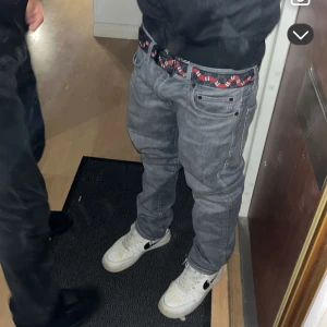 Grå jeansbyxor från C&A - grå slim straight jeans från C&A i en klassisk  fit. Perfekta för en avslappnad stil. Köpta i Tyskland. Kom med frågor och bud😁