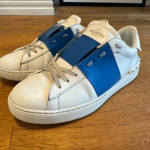 Valentino open - Säljer nu dem här perfekta vår/sommarskorna i väldigt bra skick, storlek 40,5 hör av er för frågor eller funderingar 