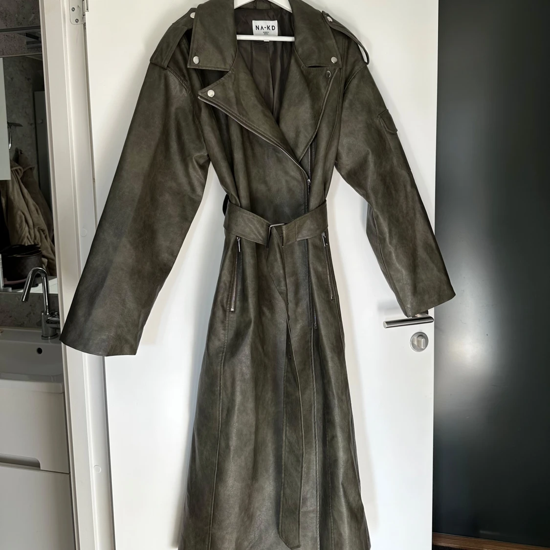 Grå trenchcoat från NA-KD - 1