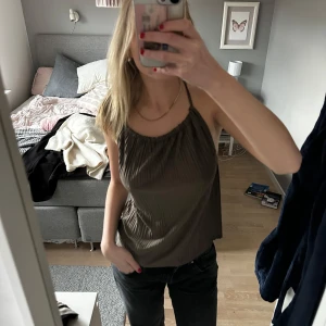 Grönt linne - Mörkgrönt fest linne med fin korsning i ryggen💓