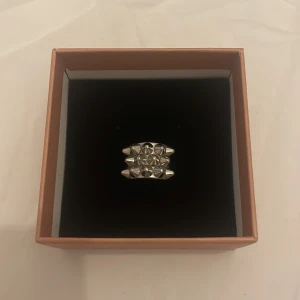 Silver Edblad ring med nitar -  Silver Edblad ring dekorerad med nitar. I storlek xs (16.00)