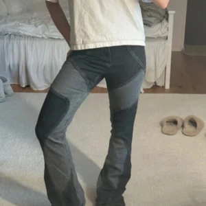 Coola och mönstrade jeans - Unika och coola jeans med patchwork design.  Innerbenslängden är 83 cm och midjemåttet är 37 cm rakt över. 💓💓