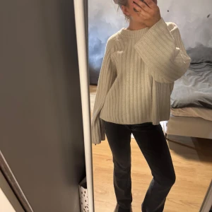 Svart/gråa jeans - Säljer ett par svart/gråa jeans från H&M💞Jeansen är i storlek 36!! 