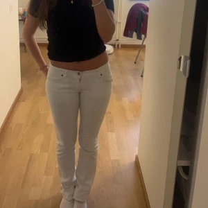 Vita lågmidjade jeans - Supersnygga vita lågmidjade jeans från märket Tiger of Sweden. Storlek 28 (xs/s), midjemått 70 cm och innerbenslängd 86 cm. Lite långa på mig som är 160 (har vikt upp de på bilden)💕
