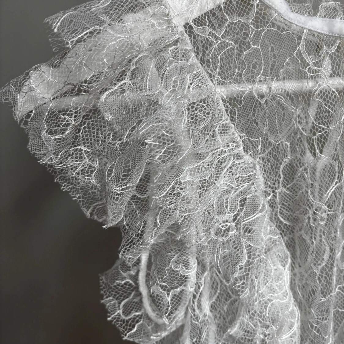 Vit spets blus med volanger - 2