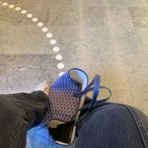 Blå och vit mönstrad shoppingväska - Snygg blå och vit väska med ett distinkt mönster. Väskan har två handtag och är rymlig nog för att bära en laptop och andra nödvändigheter. Perfekt för en dag på stan eller som en stilren vardagsväska.☺️💕