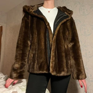Pälsjacka  - Så fin jacka som är köpt secondhand. Från märket trf_outwear i storlek Xs