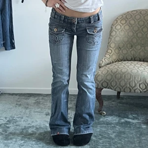 Super snygga blåa jeans!💗 - Såå snygga ljusblå bootcut jeans från Esprit💗De är vintage men i helt perfekt skick. De är upplagda 5cm (se sista bilden), vilket självklart kan sprättas upp om så önskas! Midjemått:38cm, innerbenslängd:78cm (ev 83cm). Hör gärna av dig om du har frågor💗💗