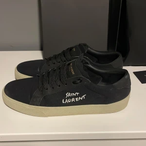 Saint laurent court classic - Säljer dessa sjukt snygga nästan helt oanvända svarta saint laurent court classic skor. 10/10 skick inga deffekter. Nypris runt 7000 mitt pris 3299 men går att diskuterad. Allt og ingår och jag är öppen för byten😁