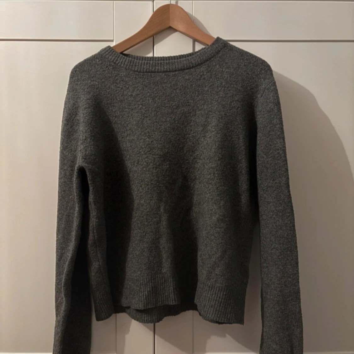 Grå stickad tröja - 2