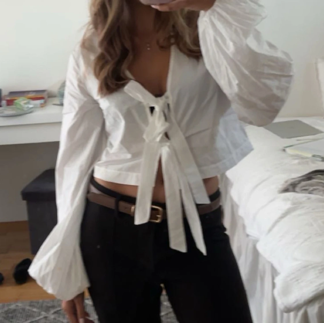 Vit blus med knytband