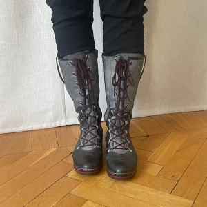 Höga boots från Tommy Hilfiger - Snygga höga boots i svart och grått från Tommy Hilfiger. De har snörning och dragkedja för enkel påtagning. Märkesdetaljer på sidan. Storlek 38. Använda.