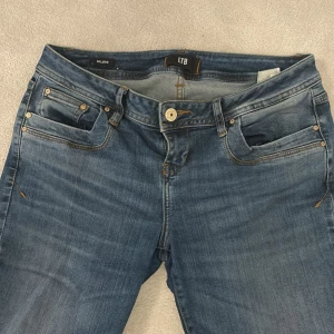 Blå jeans från LTB - Snygga blå jeans från LTB med klassisk femficksdesign och knappgylf. De är i färgen valerie💗 Längd är 32