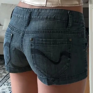 Lågmidjade jeansshorts - Strl S midjemått rakt över: 40cm längd: 23cm💕