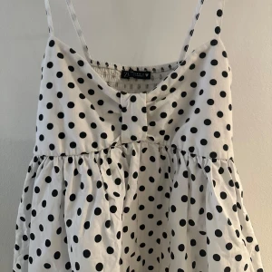 Vit prickig klänning med smala axelband - Fint skick och inga defekter, köptes på Plick men passade tyvärr inte mig☺️säljer ej under 650kr