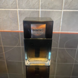 Dior Homme Parfum 2025 - Dior Homme Parfum.                                       Nyaste släppet från Dior 2025!  75/75ml Oanvänd  Kvitto finns. Köp gärna!