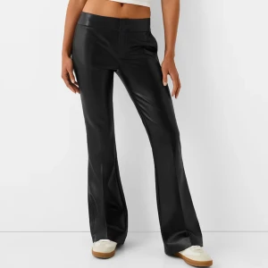 Svarta skinnbyxor - Snygga svarta skinnbyxor från bershka med bootcut-stil. Perfekta för en trendig look. 