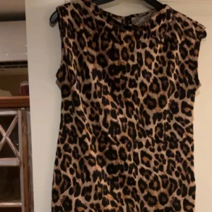 Leopardmönstrad topp från lager 157 - Snygg leopardmönstrad topp från 157. Perfekt för att sticka ut med sitt djärva mönster. Toppen har en klassisk passform och är ärmlös, vilket gör den idealisk för varmare dagar.