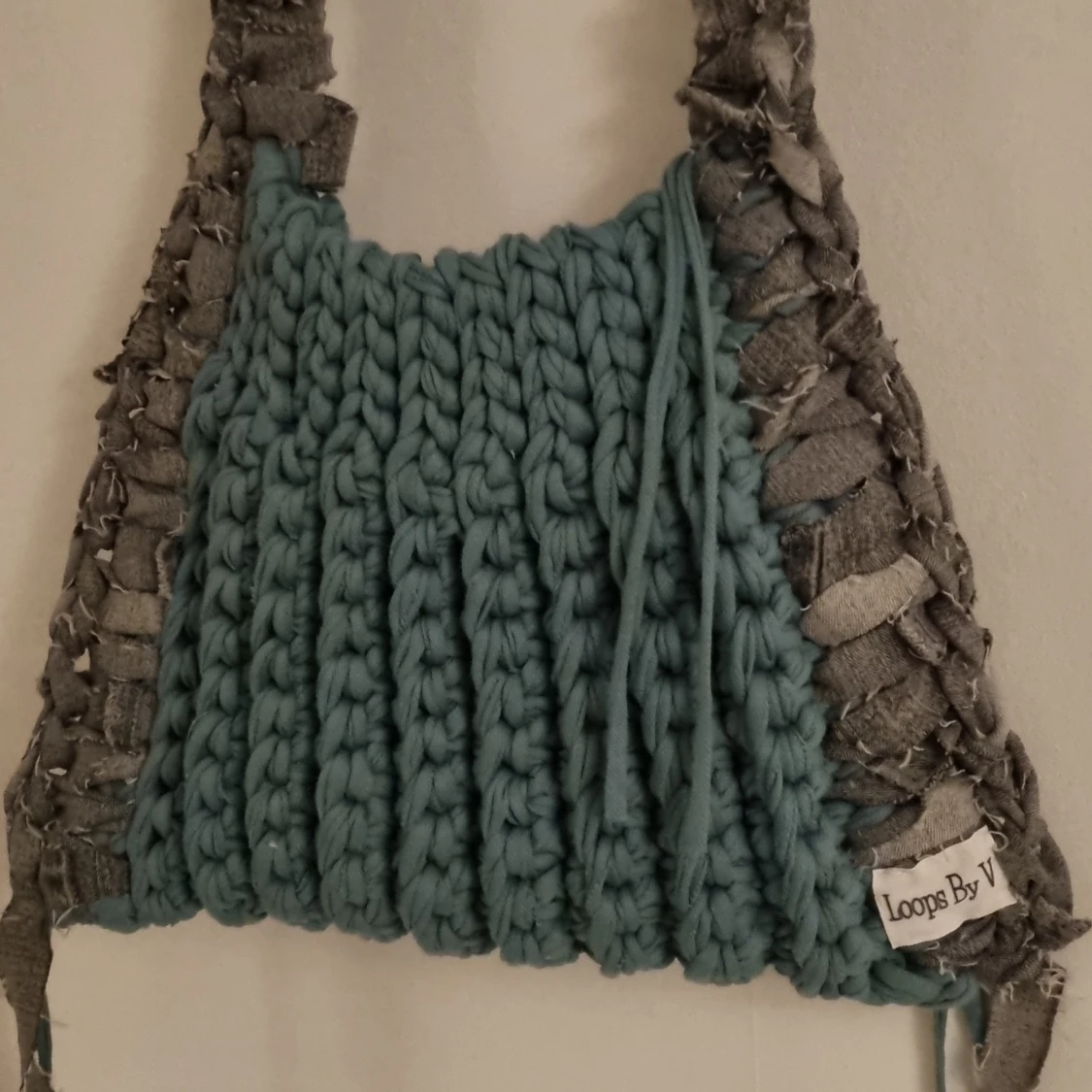 Virkad axelväska från Loops By V