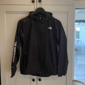 Svart vindjacka The North Face - Tjena, säljer nu min snygga svarta vindjacka från The North Face. Storleken är L i barn storlek, så skulle säga att den passar mellan 155-165. Skriv gärna om ni har några funderingar🤩💭