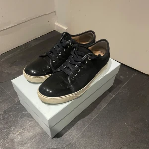 Lanvin skor - Tja! Säljer dessa Lanvin cap toe skor. Uk10 44. Fint skick (se bilder) nypris runt 5000 mitt pris 2299. Box medföljer. 