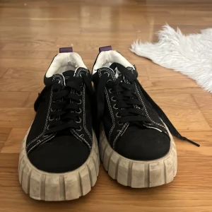 Svarta sneakers från Eytys - Snygga, coola skor från Eytys. Köptes 2023 men använda ca 10 gånger. Lite slitna på sidan och i hälarna vilken inte syns med byxor över. Sulan rengörs självklart innan.