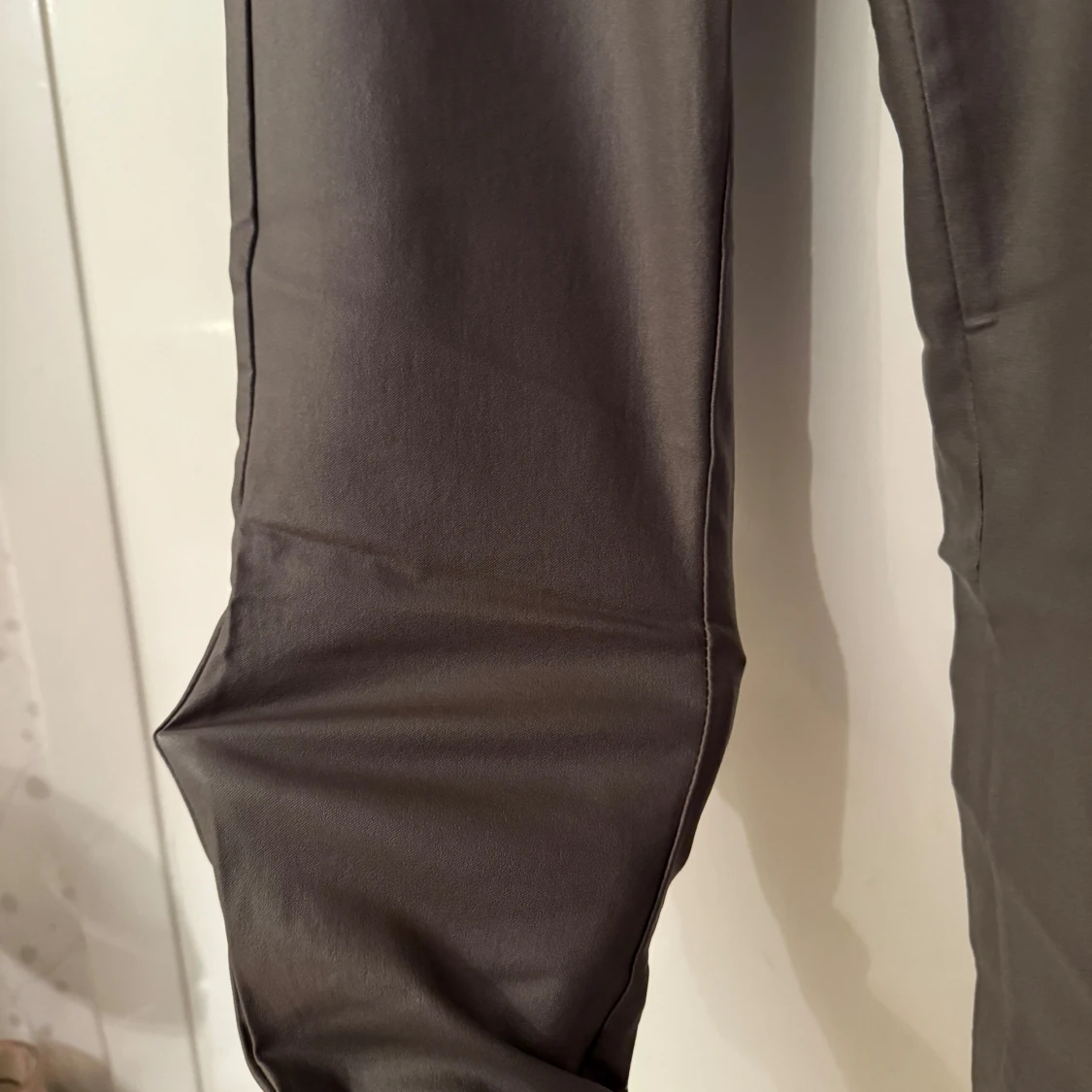 Grå läder byxor från Soyaconcept - 2