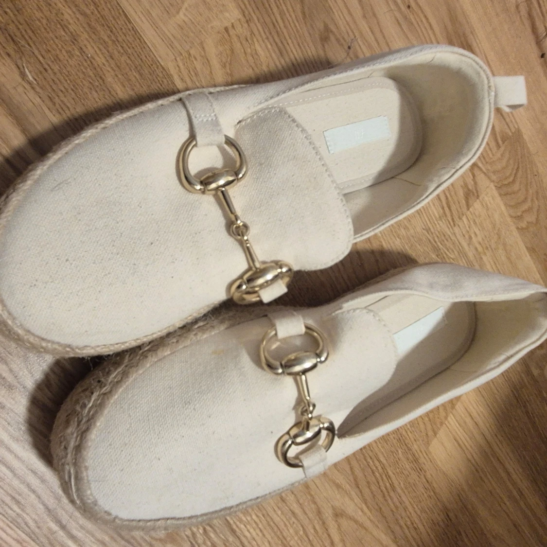 Beige loafers med gulddetaljer - 1