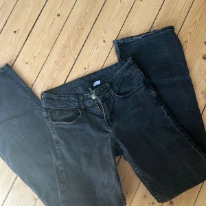 Svarta bootcut och lågmidjade jeans  från Divided - Snygga svarta bootcut och lågmidjade jeans från Divided med en klassisk femficksdesign. 