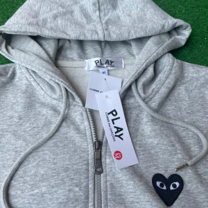 Grå zip-up hoodie från Comme des Garçons - Grå hoodiejacka från Comme des Garçons Play med dragkedja. Helt ny. Priset kan diskuteras🙌🏽