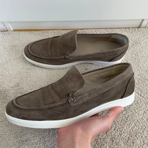 Bruna mockaloafers - Säljer dessa riktigt sköna mockaloafers som passar perfekt nu till sommaren! | Storlek 43 | Skick 8/10 | Nypris +2000kr, säljer endast för 899kr! | Hör av dig vid frågor!